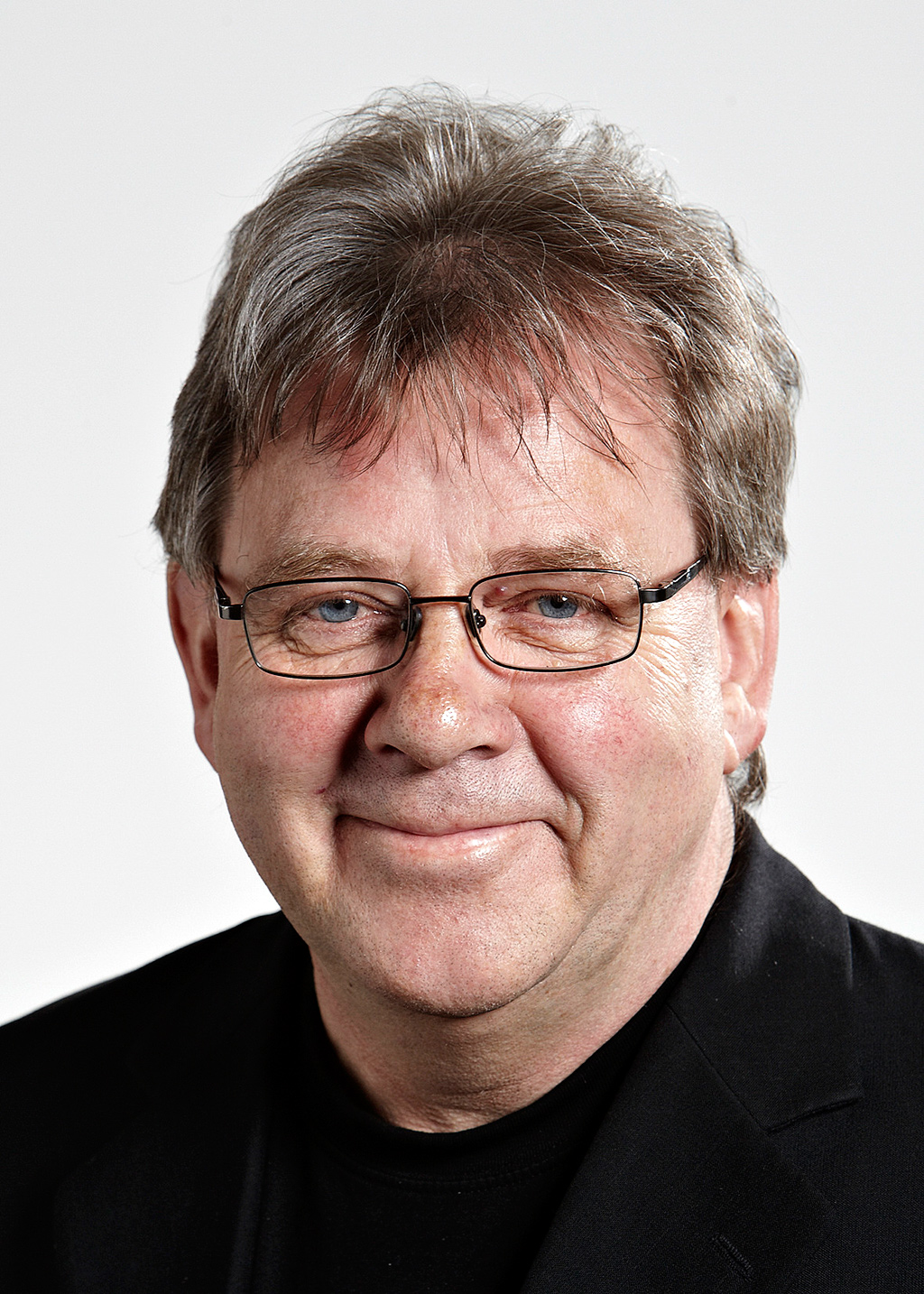 En ny synsattest betyder ikke, at bilen er i forsvarlig stand, når det gælder forruden, for bilen kan godt være synet og godkendt med en ridse eller revne i ruden, siger direktør Viggo Hansen, Dan-Glas.
(Foto: Intercom)